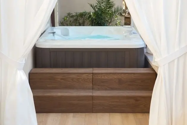 Süit, Sıcak Su Havuzu (King)