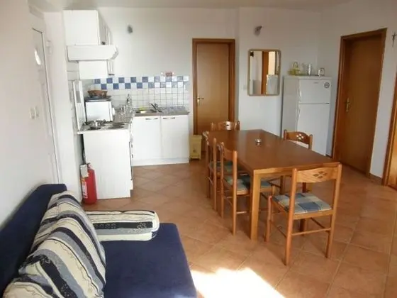 Apart Daire (Dia - 200 m from beach - A2 gornji(4+)