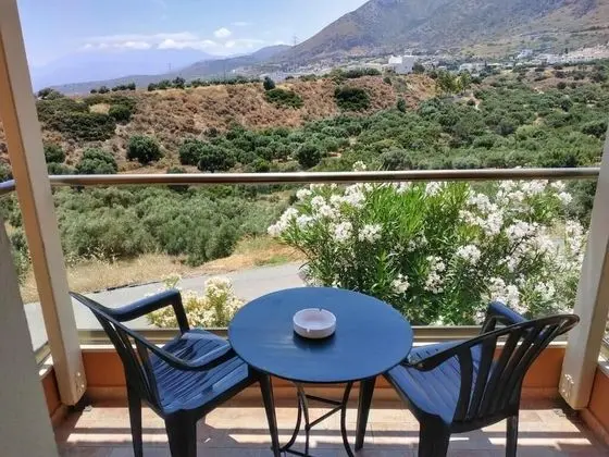One Bedroom Apartment Split Level with Mountain View