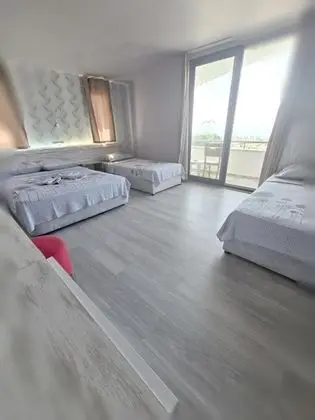 Geniş Aile Odası, Deniz veya Havuz Manzaralı, Balkonlu