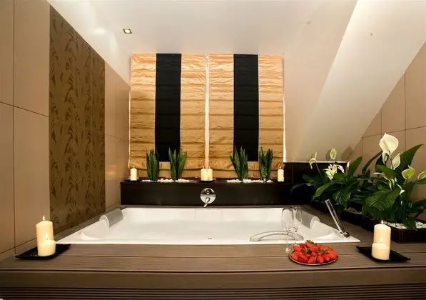 Luxury Oda