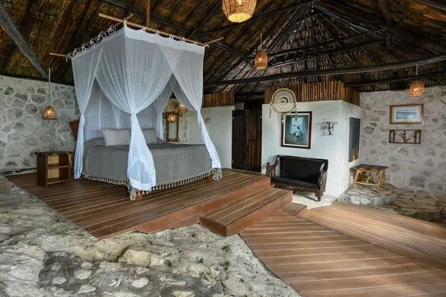 Suite Bungalow Ocean View 1 king bed and private bathroom
