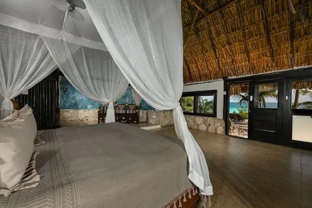 Suite Bungalow Ocean View 1 king bed and private bathroom
