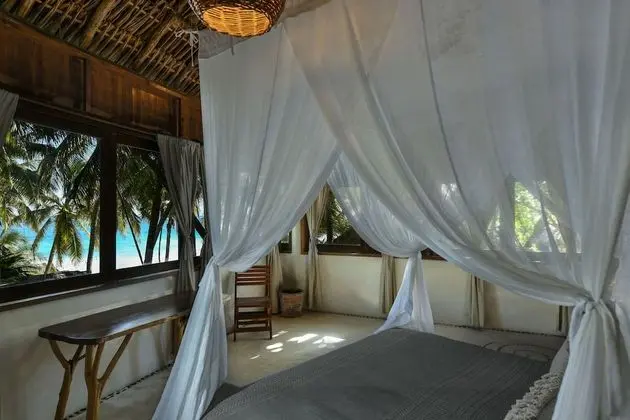 Suite Bungalow Ocean View 1 king bed and private bathroom