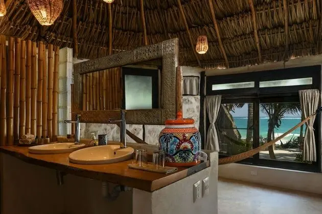 Suite Bungalow Ocean View 1 king bed and private bathroom