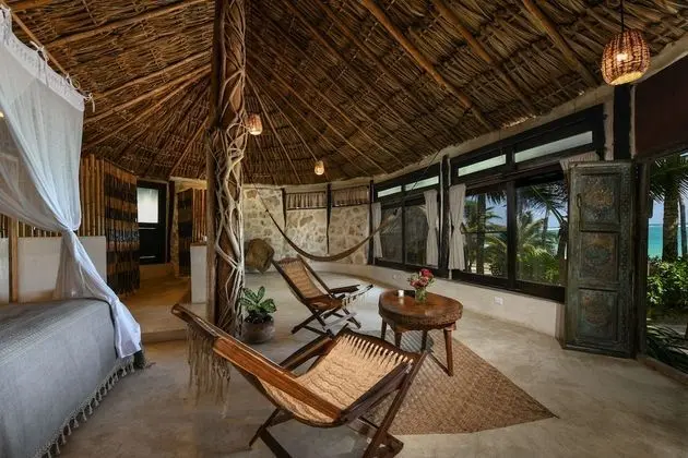 Suite Bungalow Ocean View 1 king bed and private bathroom