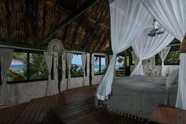 Suite Bungalow Ocean View 1 king bed and private bathroom