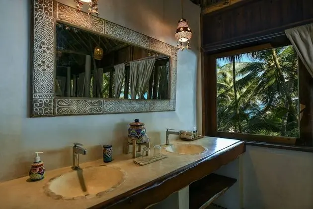 Suite Bungalow Ocean View 1 king bed and private bathroom