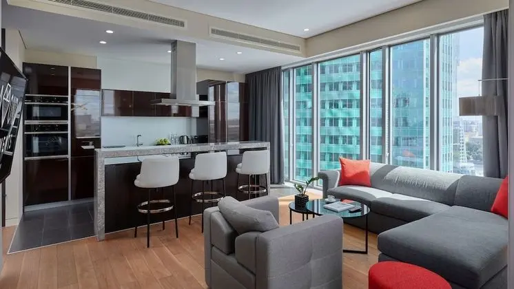 Grand Apart Daire, Köşe