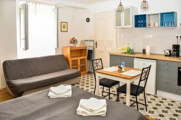 Stüdyo, Avlu Manzaralı