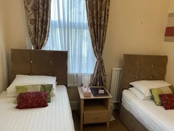 İki Ayrı Yataklı Oda, Banyolu/Duşlu