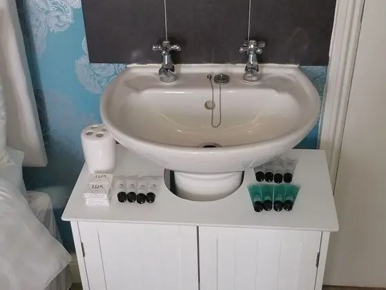 Üç Kişilik Oda, Ortak Banyo