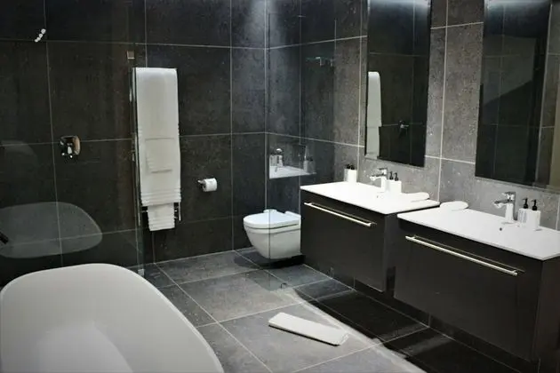 The Oak Suite
