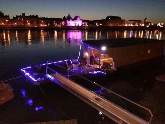 Family Kulübe (Loire Romance)