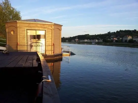 Family Kulübe (Loire Romance)