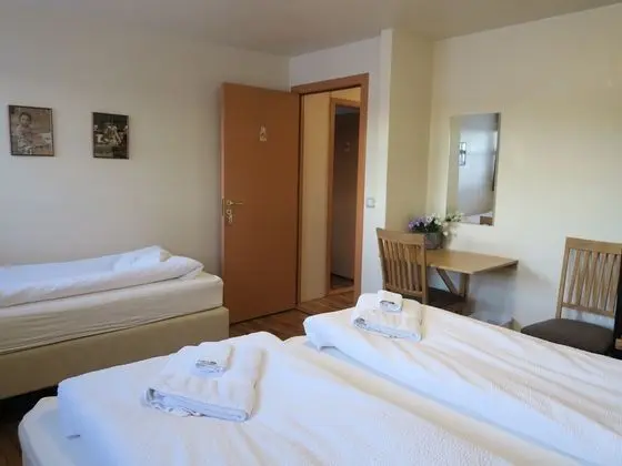 Üç Kişilik Oda, Ortak Banyo (Room 1)
