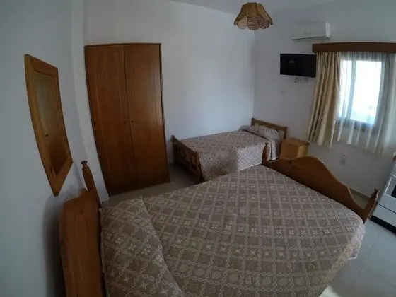 Economy Stüdyo, Havuz Kenarı