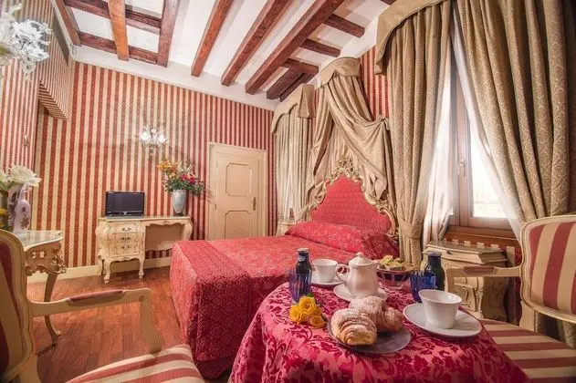 Deluxe Tek Büyük Yataklı Oda, Kanal Manzaralı