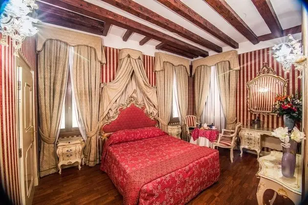 Deluxe Tek Büyük Yataklı Oda, Kanal Manzaralı