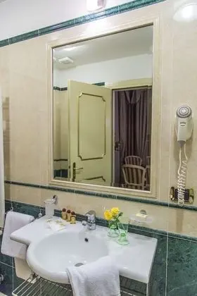 Deluxe Tek Büyük Yataklı Oda, Kanal Manzaralı