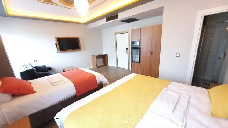 Deluxe Üç Kişilik Oda , Kısmi Deniz Manzaralı, Fransız Balkonlu