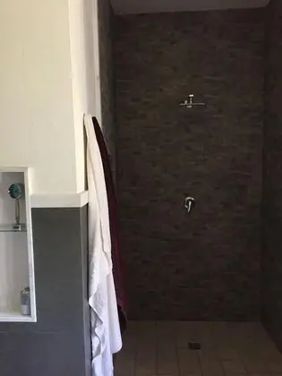 Tek Büyük veya İki Ayrı Yataklı Oda, Ortak Banyo