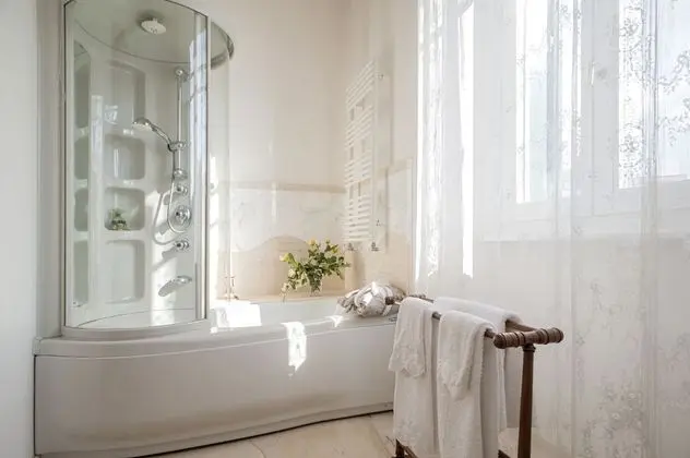 Tek Büyük Yataklı Oda (External Bathroom)