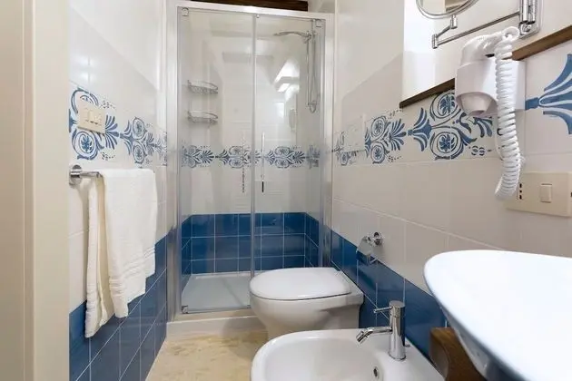 Tek Büyük Yataklı Oda, Deniz Manzaralı (Titano)