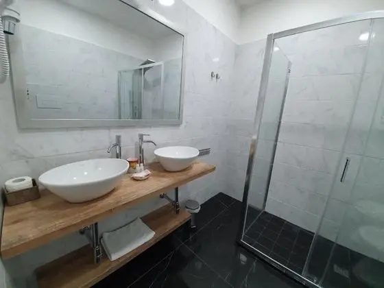 Tek Büyük Yataklı Oda (Camera 4)