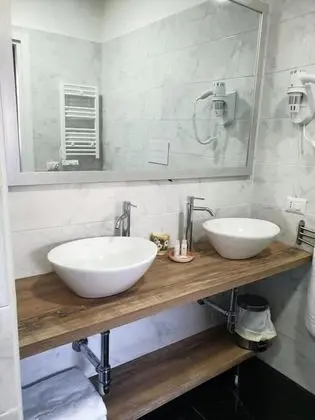 Üç Kişilik Oda (Camera 1)