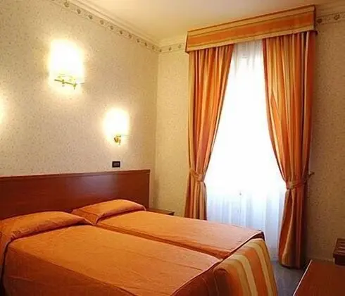 Üç Kişilik Oda