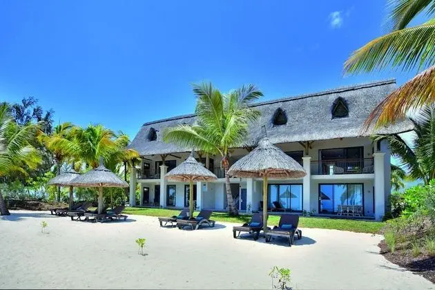 Paradis Beachfront (Honeymooners Only)