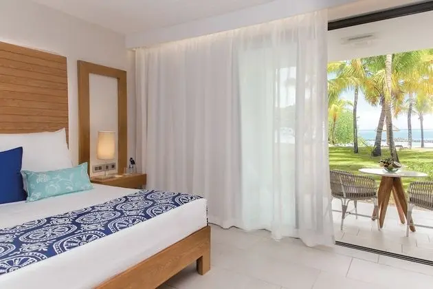 Paradis Beachfront (Honeymooners Only)