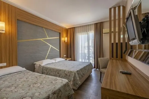 Triple, Kara veya Havuz Manzaralı, Balkonlu