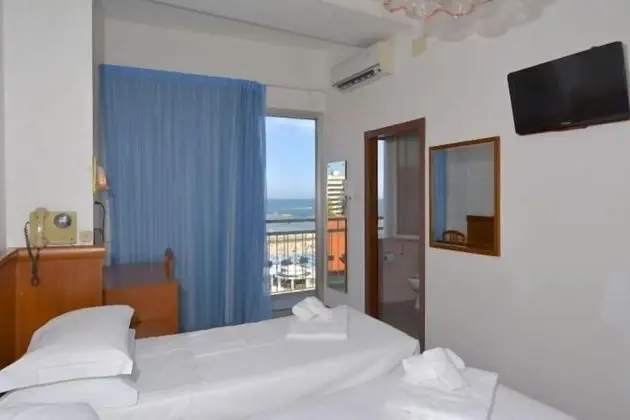 Tek Büyük veya İki Ayrı Yataklı Oda, Balkon