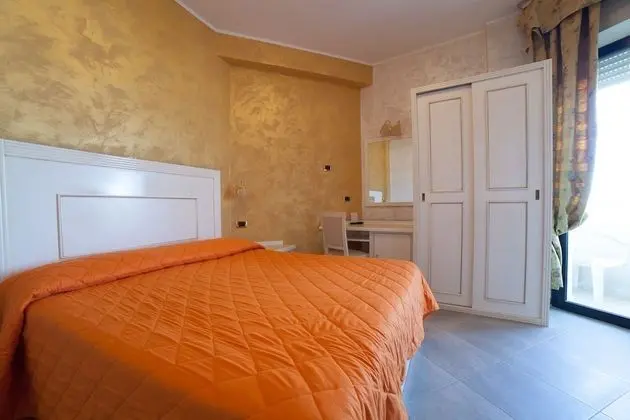 Standard Tek Büyük Yataklı Oda, Kısmi Deniz Manzaralı