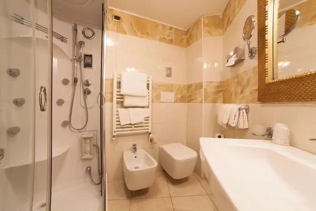 Standard Tek Büyük Yataklı Oda, Kısmi Deniz Manzaralı