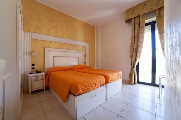 Standard Tek Büyük Yataklı Oda, Kısmi Deniz Manzaralı