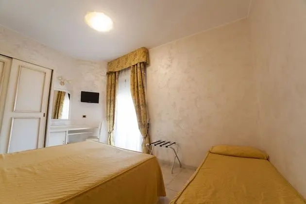 Üç Kişilik Oda, Kısmi Deniz Manzaralı