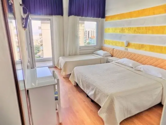 Üç Kişilik Oda, Deniz Manzaralı