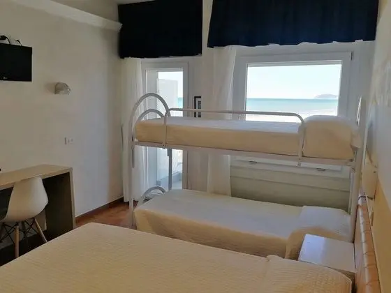 Üç Kişilik Oda, Deniz Manzaralı