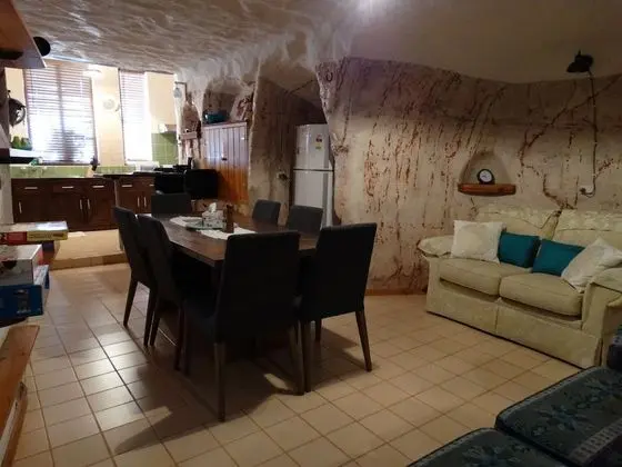 Ev, 2 Yatak Odası (Dinky Di's Dugout)