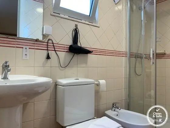 Tek Büyük Yataklı Oda, Özel Banyo, Zemin Kat