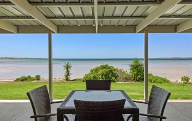 Superior Studio Beachfront - Sleeps 4