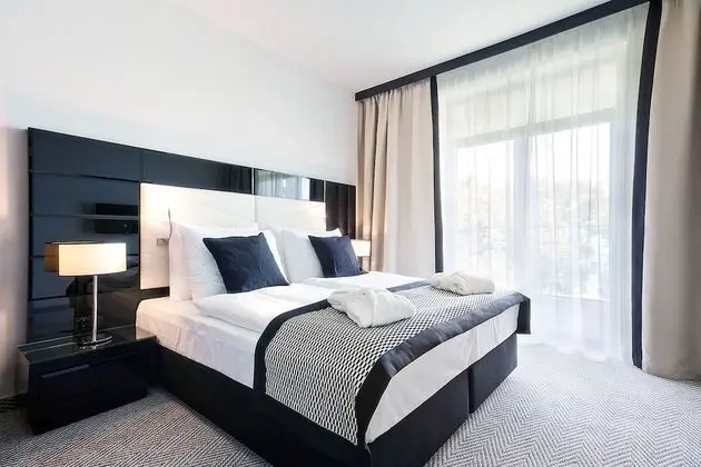 Deluxe Tek Büyük Yataklı Oda (Partial Sea View)
