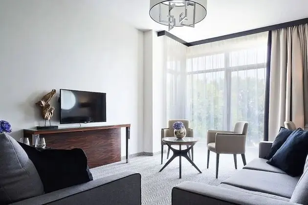 Deluxe Tek Büyük Yataklı Oda (Partial Sea View)