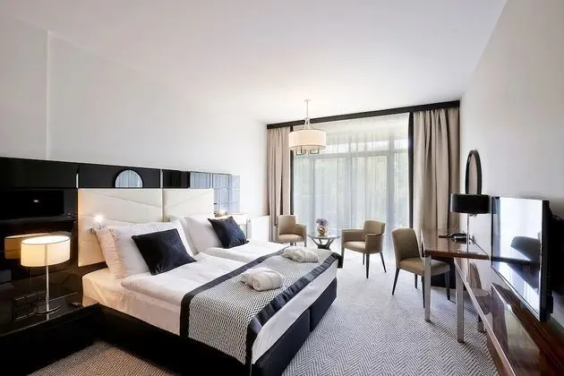 Tek Büyük veya İki Ayrı Yataklı Oda (Partial Sea View)