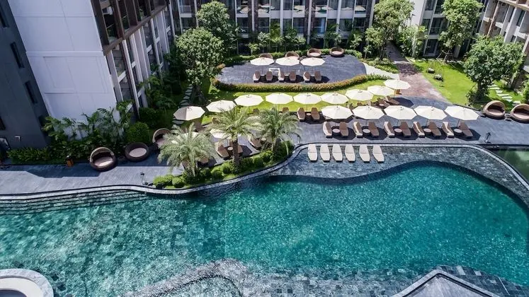 Grand Deluxe Pool View Room
