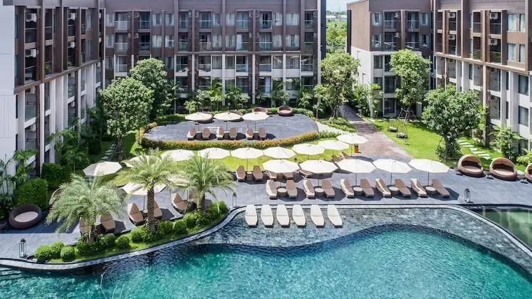 Grand Deluxe Pool View Room