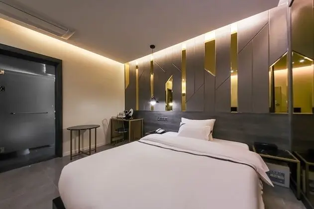 Superior Double Room (No Breakfast provided on Mondays)